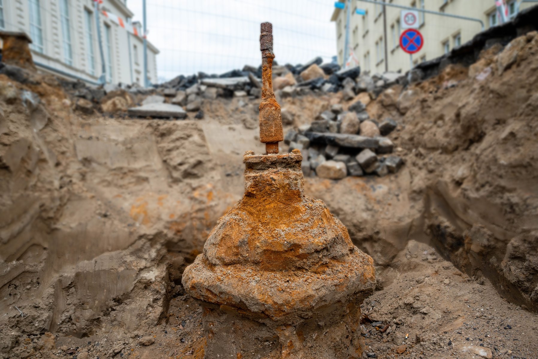 Odsłonięty wodociąg wraz z armaturą zaporową została wykonana w 1907 roku z żeliwa szarego