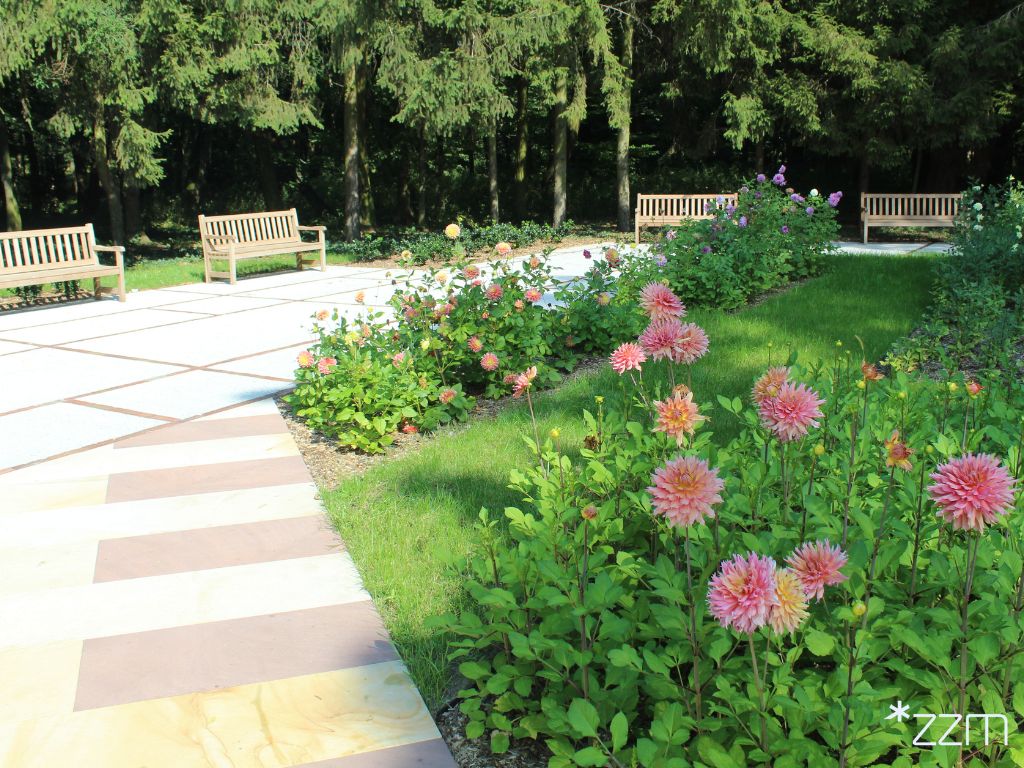 Ogród Daliowy znajduje się przy Alei 15 Pułku Ułanów Poznańskich, niedaleko Dzwonu Pokoju i Przyjaźni Między Narodami