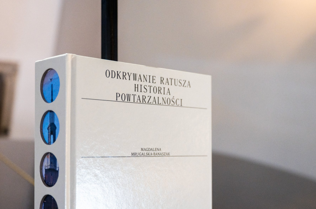 okłaka książki w pozycji stojącej