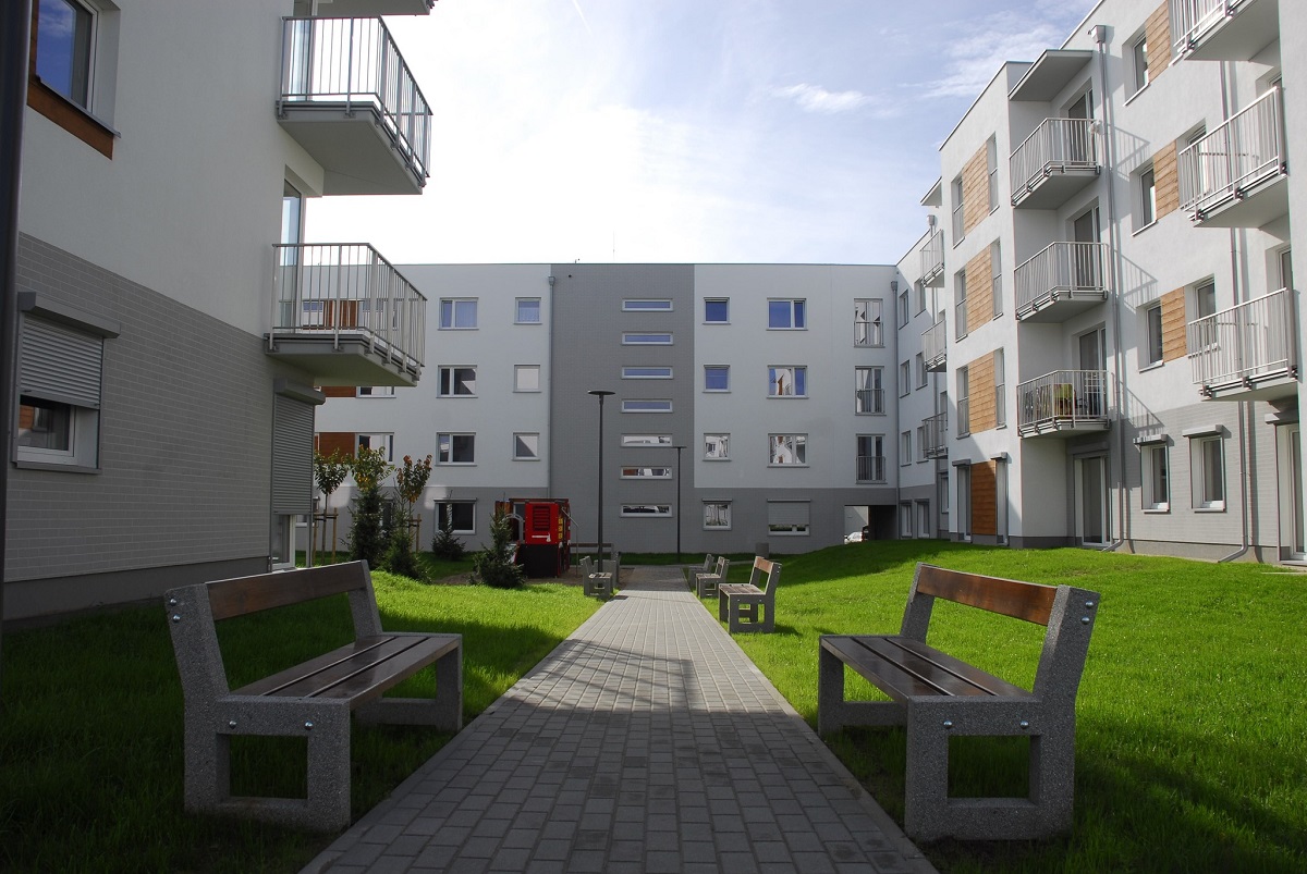 osiedle mieszkaniowe, między blokami ławki i trawnik