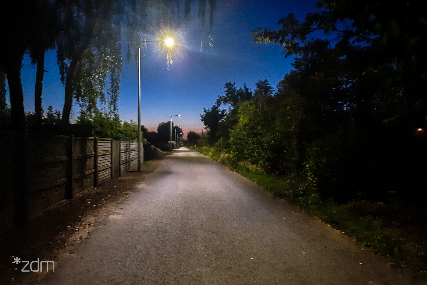 Oświetlona nocą ul. Krotoszyńska