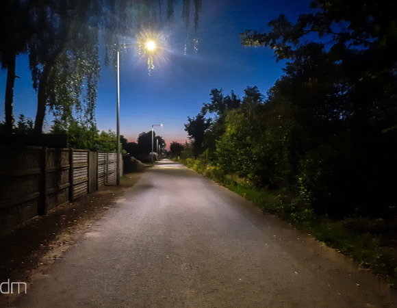 Oświetlona nocą ul. Krotoszyńska