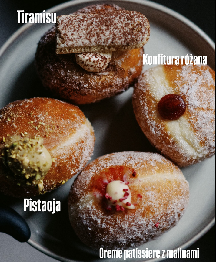 Pączki z konfiturą różaną, z nadzieniem pistacjowym, tiramisu czy creme patissiere z malinami.