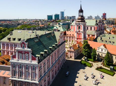 Panorama Poznania z lotu ptaka przedstawiająca barokowy zespół pojezuicki z Bazyliką Kolegiacką i Urzędem Miasta oraz placem Kolegiackim w słoneczny dzień.