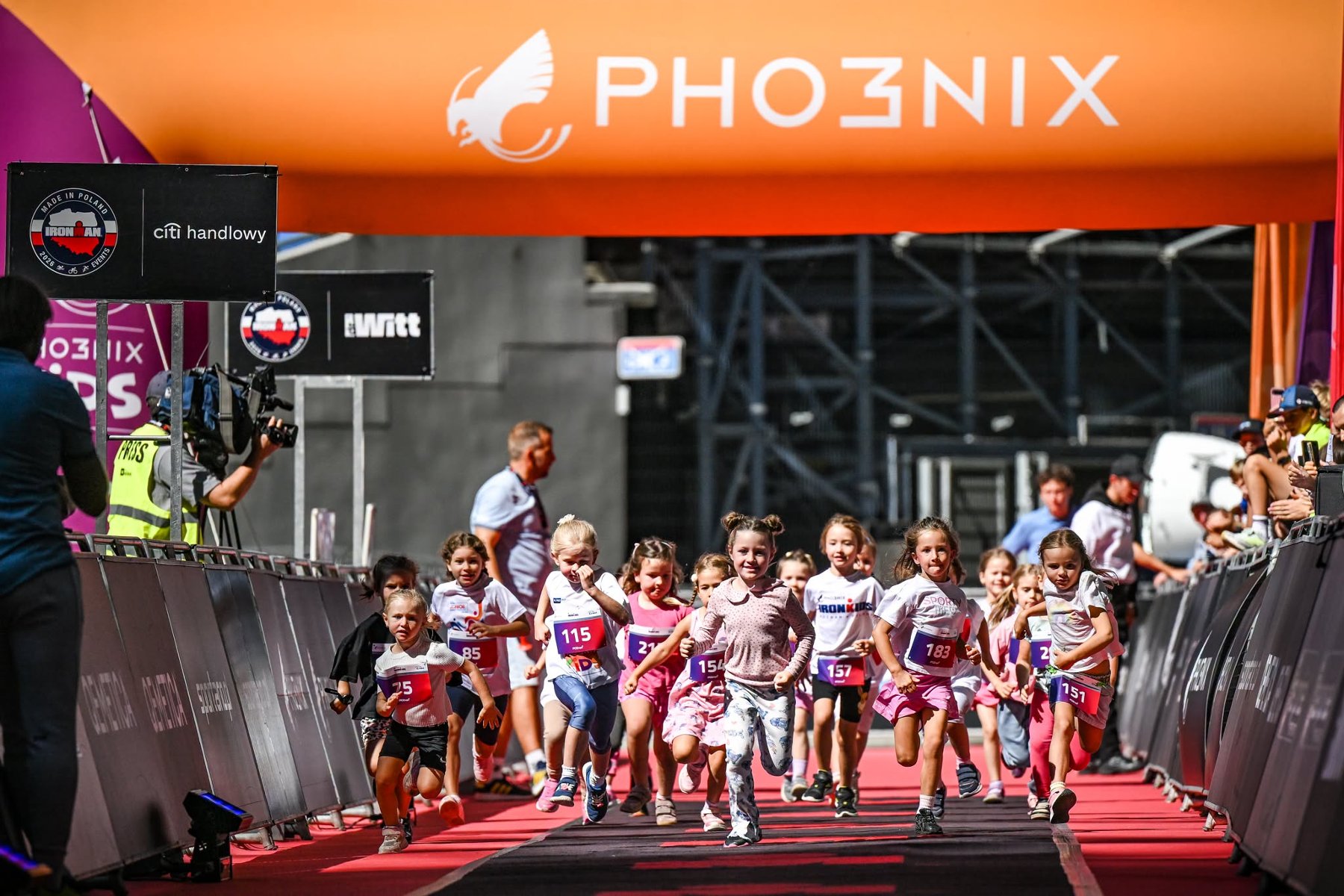 Pho3nix Iron Kids 2026, fot. IRONMAN Poland - dzieci biegną do mety