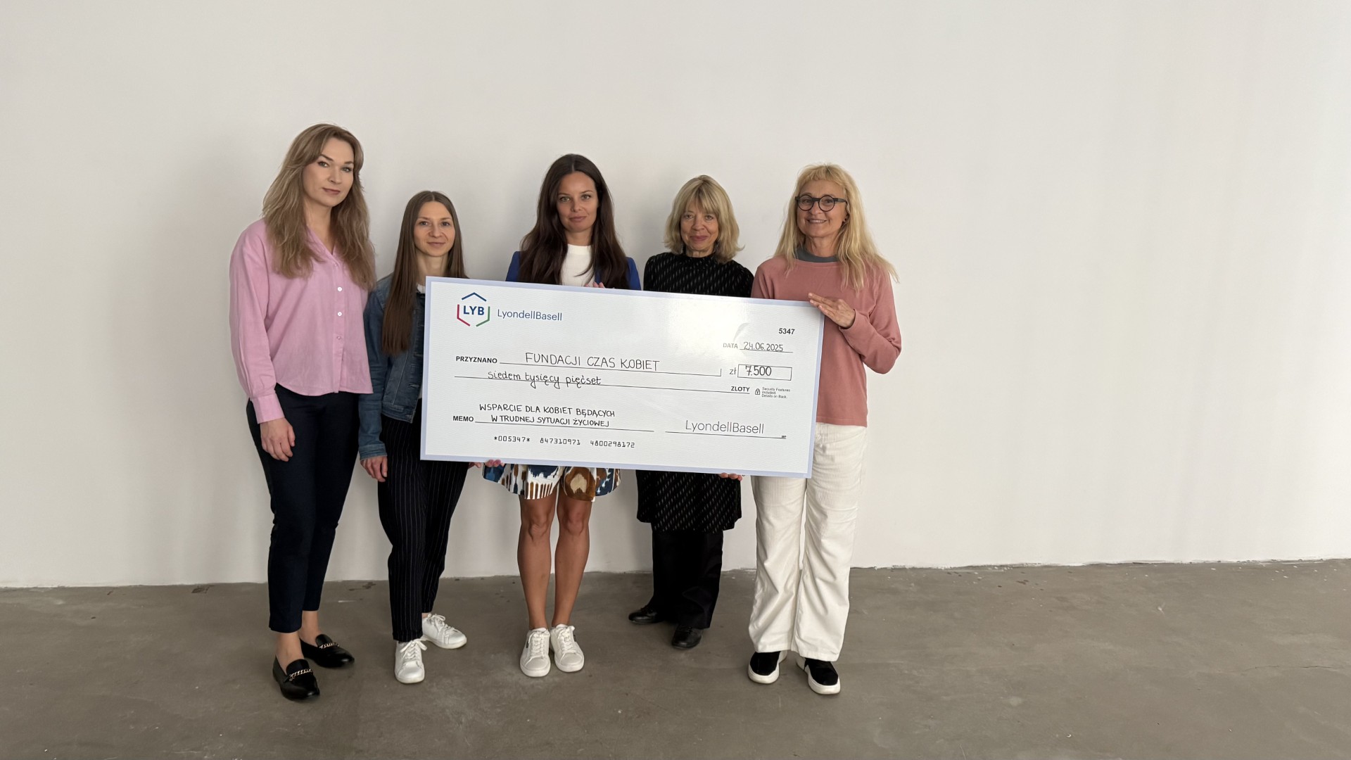 pięć kobiet trzyma czek dla Fundacji Czas Kobiet