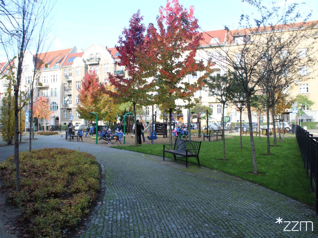 Od kilku dni najmłodsi mogą ponownie korzystać z placu zabaw na Placu Asnyka. W ramach prac utrzymaniowych pojawił się nowy trawnik, przeprowadzono również konserwacje urządzeń zabawowych Plac Asnyka na Jeżycach