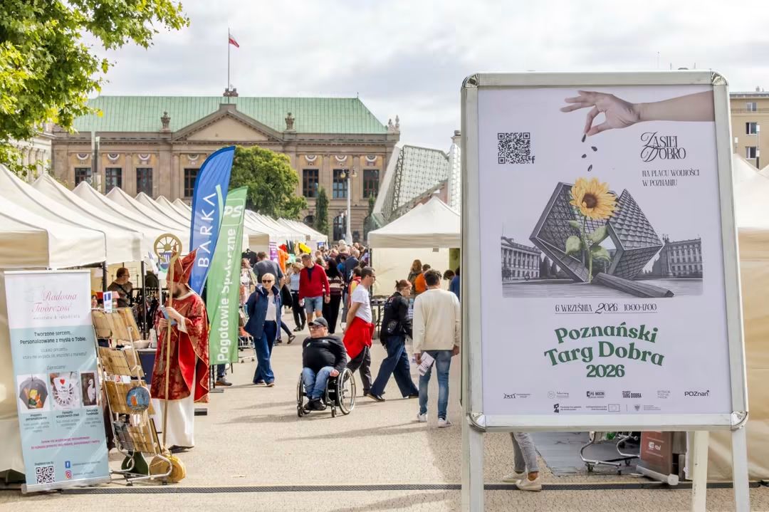 Plac Wolności widziany ze schodów Arkadii, po prawej stronie plakat Poznańskiego Targu Dobra 2026, w tle namioty i ludzie