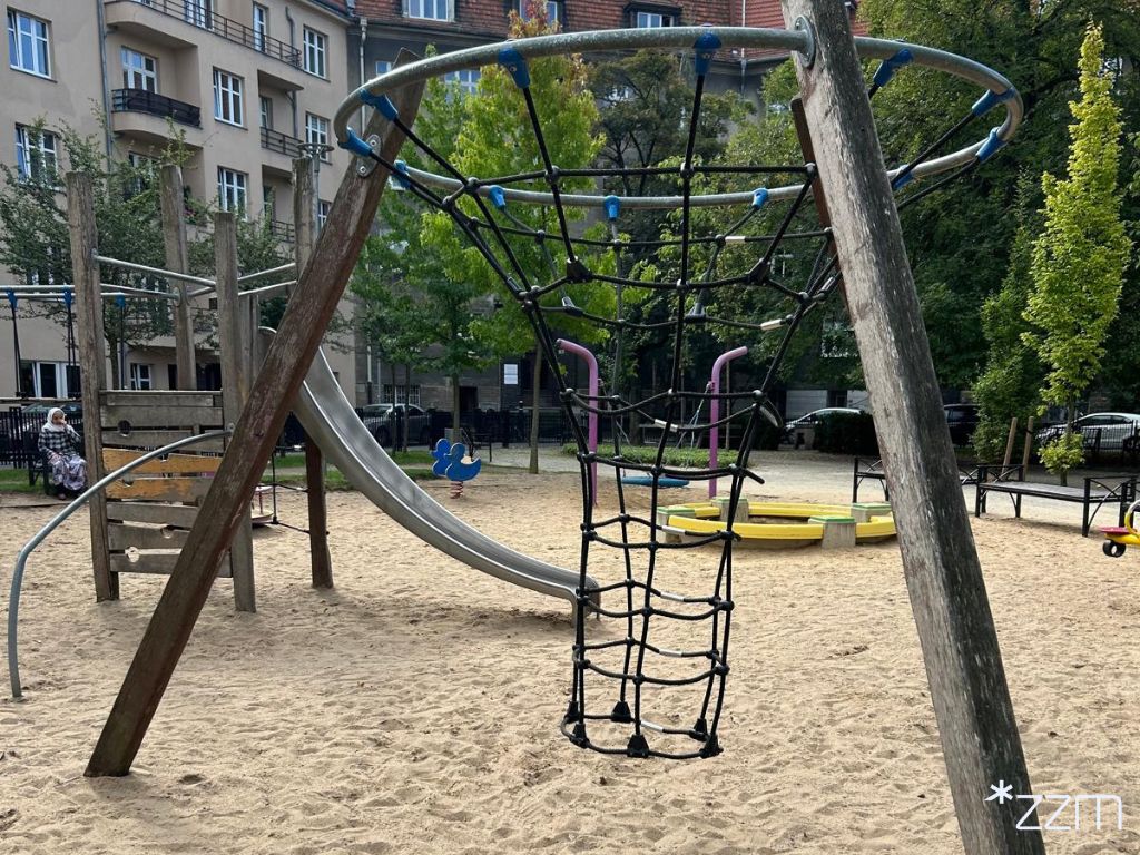 Plac zabaw dla dzieci na Placu Asnyka na Jeżycach