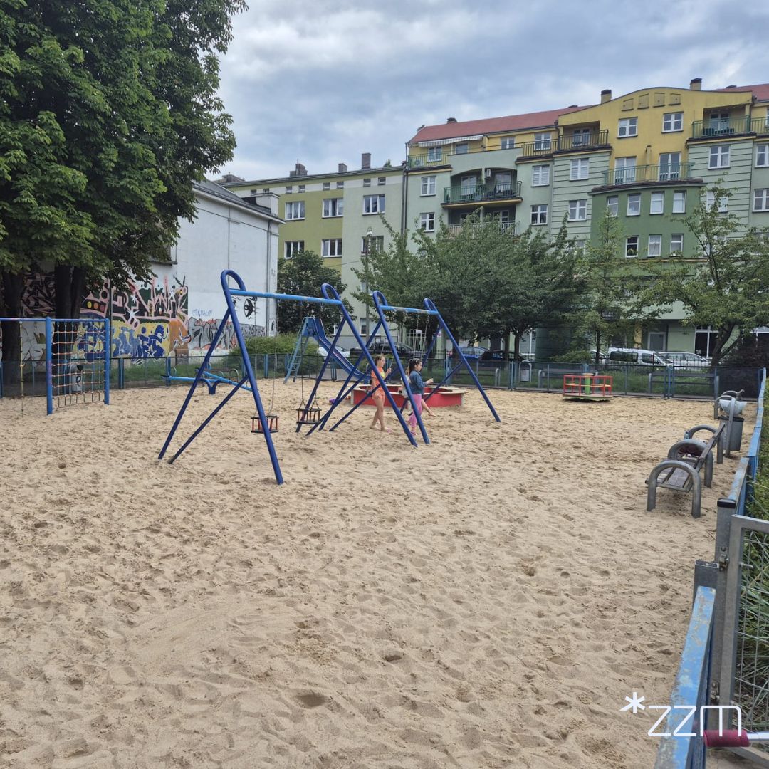 Plac zabaw na skwerze im. Jerzego Kurczewskiego przy ul. Przemysłowej na Wildzie znów dostępny dla najmłodszych