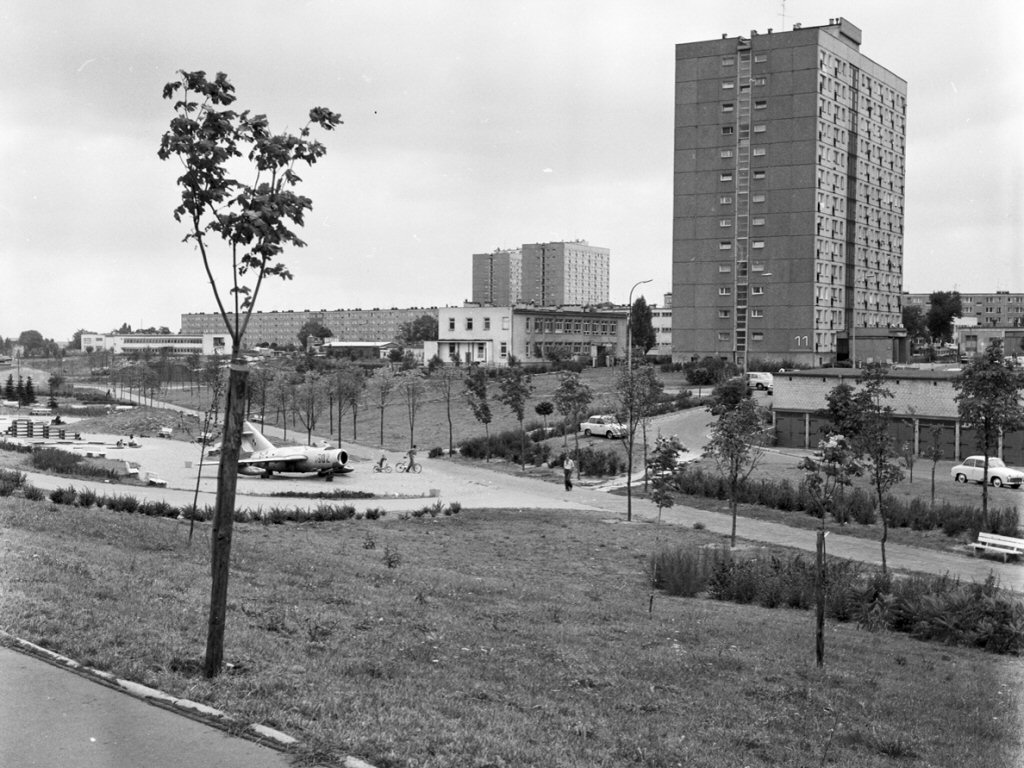 Plac zabaw w parku Jurija Gagarina, w głębi bloki na os. Wielkiego Października (obecnie os. Pod Lipami) - fot. Stanisław Wiktor/cyryl.poznan.pl