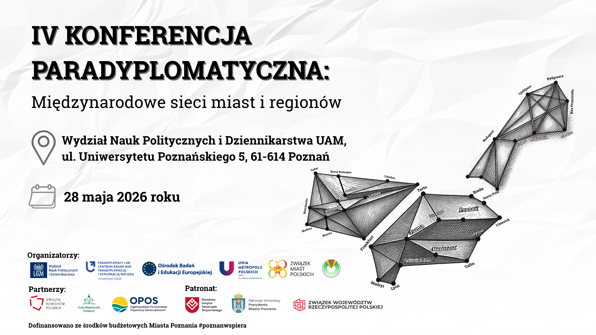 Plakat informuje o IV Konferencji Paradyplomatycznej pod hasłem "Międzynarodowe sieci miast i regionów", która odbędzie się 28 maja 2026 roku na Uniwersytet im. Adama Mickiewicza w Poznaniu. Utrzymany jest w minimalistycznej, czarno-białej stylistyce. Zawiera najważniejsze informacje organizacyjne (miejsce i data), a jego centralnym elementem graficznym jest sieć połączonych miast, symbolizująca współpracę międzynarodową. Na dole znajdują się logotypy organizatorów, partnerów i patronów.