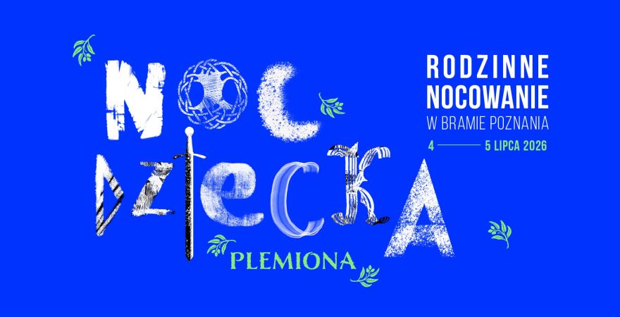 Plakat na niebieskim tle z napisem "Noc Dziecka - Plemiona" oraz informacją o wydarzeniu "Rodzinne nocowanie w Bramie Poznania" w dniach 4-5 lipca 2026.