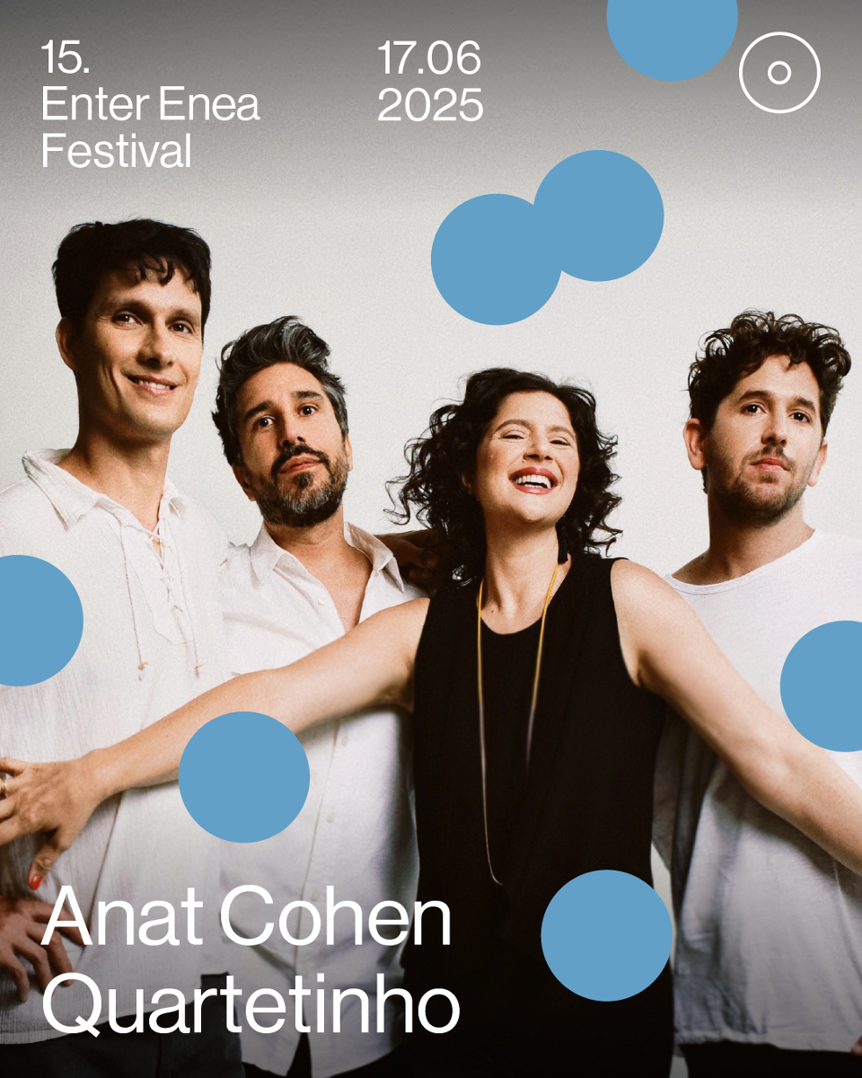 Plakat promujący "15. Enter Enea Festival" z datą "17.06.2025". Na plakacie widnieje zdjęcie czterech muzyków z zespołu "Anat Cohen Quartetinho". Pośrodku znajduje się uśmiechnięta kobieta z rozłożonymi ramionami, a obok niej trzech mężczyzn.