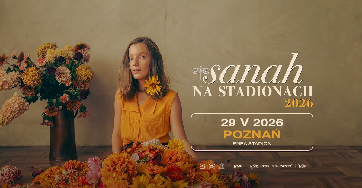Plakat promujący koncert Sanah. Na środku siedzi artystka w pomarańczowej koszulce, otoczona dużą kompozycją kolorowych kwiatów ustawionych na podłodze i w wysokim wazonie z tyłu. Tło stanowi beżowa ściana i drewniana podłoga. Z prawej strony informacje o wydarzeniu zawarte w treści artykułu. U dołu znajdują się logotypy partnerów i sprzedawcy biletów.