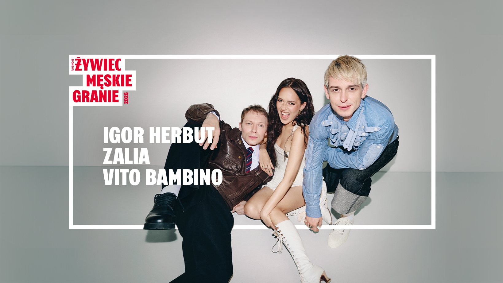 Plakat promujący Męskie Granie 2026 przedstawia trójkę artystów - Igora Herbuta, Zalię i Vito Bambino - pozujących na jasnym tle w prostokątnej ramie. W lewym górnym rogu widać logo wydarzenia, napis czerwoną czcionką na białym tle: "Żywiec Męskie Granie 2026".