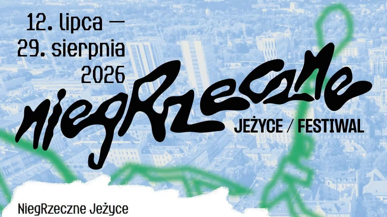 Plakat promujący wydarzenie "NiegRzeczne Jeżyce - Festiwal" przedstawia widok miasta z lotu ptaka w jasnych, niebieskawych barwach, na który nałożono duży, czarny, odręczny napis z nazwą festiwalu oraz zielone, malarskie linie przypominające rysunek na mapie. W lewym górnym rogu znajduje się informacja o terminie wydarzenia "12 lipca - 29 sierpnia 2026". Poniżej widoczny jest napis "NiegRzeczne Jeżyce" na białym tle.