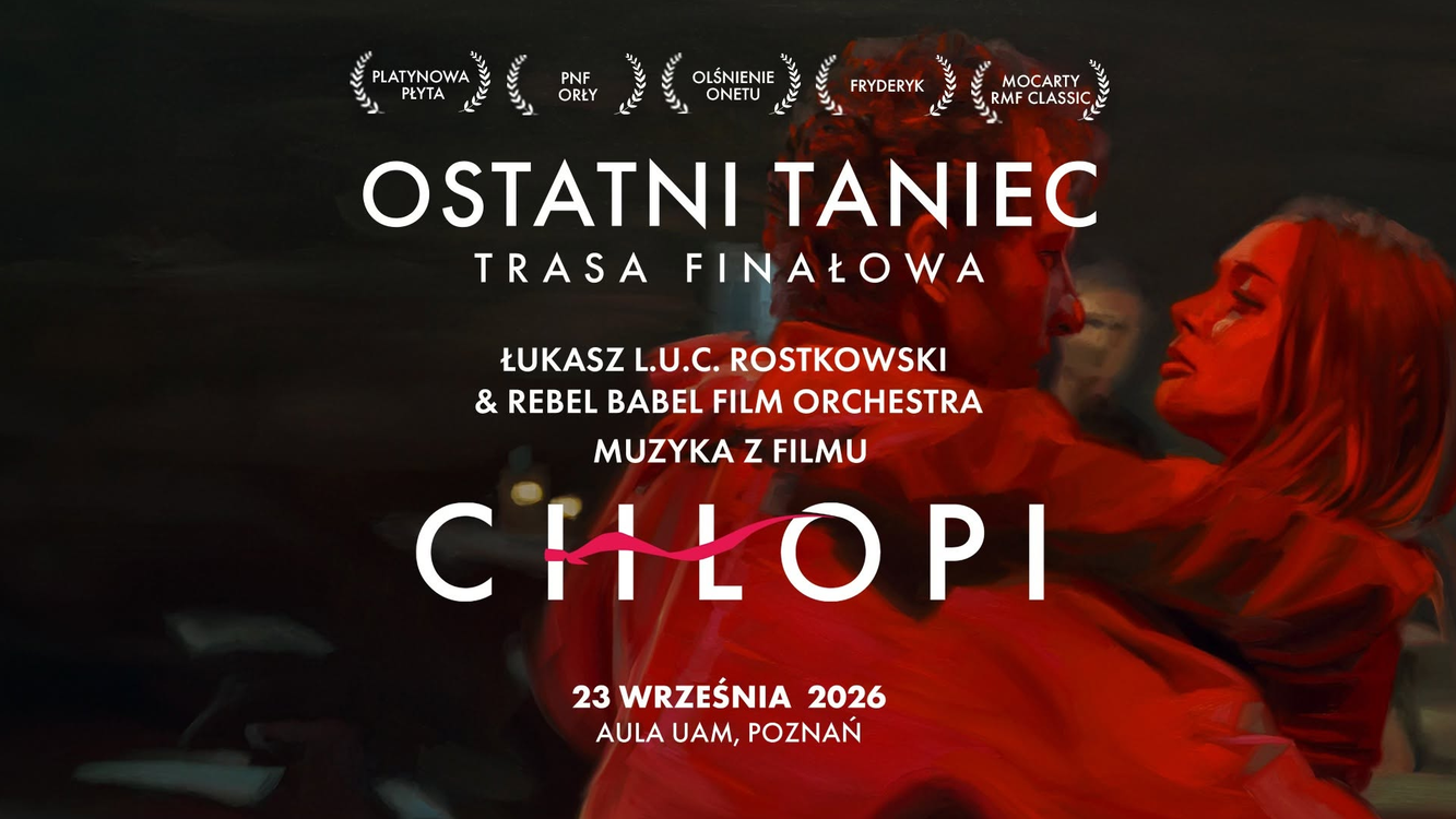 Plakat utrzymany w czerwono‑czarnych barwach przedstawia parę tańczącą w bliskim ujęciu, w malarskim stylu. W górnej części widnieją symbole nagród, a poniżej tytuł "Ostatni Taniec - Trasa Finałowa". Pod nim umieszczono informacje o twórcach - Łukaszu L.U.C. Rostkowskim i Rebel Babel Film Orchestra oraz wzmiankę o muzyce z filmu "Chłopi". Na dole znajduje się data 23 września 2026 i miejsce wydarzenia: Aula UAM w Poznaniu.