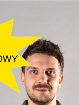 Prowadzący stojący z założonymi rękami na szarym tle. Obok żółte kształty, wewnątrz nich napisy. Szczegółowe informacje zawarte w treści artykułu.