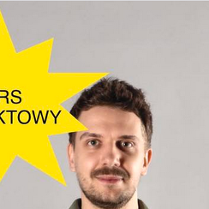 Prowadzący stojący z założonymi rękami na szarym tle. Obok żółte kształty, wewnątrz nich napisy. Szczegółowe informacje zawarte w treści artykułu.