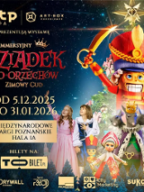 Kolorowa, świąteczna grafika przedstawiająca dużą postać dziadka do orzechów w królewskim stroju, trzymającego miecz.Na dole znajdują się tańczące lub pozujące dzieci w kostiumach baletowych, w tym dziewczynka w różowej sukni i inna trzymająca zabawkowego żołnierzyka. W tle widoczne są bajkowe postacie, w tym mysi król, dekoracje zimowe i świąteczne światła.