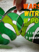 Zdjęcie przedstawia dwa witraże w kształcie zielonych liści. Widać palce przytrzymujące gotowe dzieła. W tle znajduje się drewniany stół. Na froncie widać nazwę organizatorów, wydarzenia oraz termin warsztatów, które są zawarte w treści artykułu.
