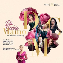 Jasnobeżowe tło z dominującymi akcentami złota i nasyconego różu. Centralnym elementem kompozycji są duże, trójwymiarowe litery w kolorze złotym, które przeplatają się z wizerunkami artystów oraz dużymi, rozwiniętymi kwiatami piwonii w kolorze fuksji. Z lewej strony informacje na temat wydarzenia zawarte w treści artykułu.