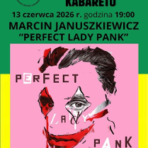 Plakat promujący wydarzenie w ramach XXIV Festiwalu "Zostań Gwiazdą Kabaretu". Górę zajmuje zielone pole z informacjami o imprezie, które są zawarte w treści artykułu. Dół stanowi żółty prostokąt, w który wpisano różowe tło z artystyczną grafiką twarzy przypominającą Jokera, z mocno zarysowanymi czarnymi włosami i czerwonym uśmiechem.