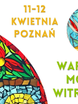 Na białym tle po lewej stronie znajduje się fragment kolorowej mozaiki wykonanej z kawałków szkła w odcieniach niebieskiego, czerwonego i zielonego. Po prawej stronie, w okrągłym wycinku, widać gotowy projekt mozaiki przedstawiający kwiaty. W centralnej części grafiki umieszczono żółte napisy z datą i nazwą miasta, a poniżej zielony napis z nazwą warsztatów. W lewym górnym rogu znajduje się logo "yellow willow".