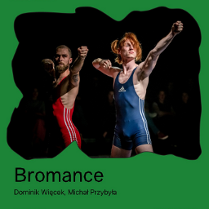 W centralnej części, wewnątrz nieregularnego wycięcia, widnieje zdjęcie dwóch mężczyzn w strojach zapaśniczych (czerwonym i niebieskim), którzy stoją na scenie w pozach z uniesionymi rękami jakby strzelali z łuku. Całość znajduje się na intensywnie zielonym tle. Na dole umieszczono czarne napisy. Są to szczegóły wydarzenia zawarte w treści artykułu.