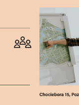 Jednolite, jasnopomarańczowe tło. Z prawej strony zdjęcfie mężczyzny w koszuli w kratę, który stoi na białym tle i wskazuje palcem miejsce na mapie przyczepionej do białej tablicy. Z lewej strony informacje o wydarzeniu i organizatorach, zawarte w treści artykułu.