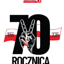 Biały plakat przedstawia czarną liczbę 70 z wpisaną grafiką symbolicznego znaku pokoju. Napis znajduje się na biało-czerwonej wstędze z napisem 1956-2026. Pod spodem czarny napis "rocznica". Na górze logo "Poznański Czerwiec. Bieg Pamięci '56.