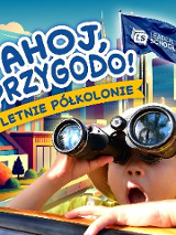 Kolorowa grafika promująca letnie półkolonie Leader School pod hasłem "Ahoj, przygodo". Na pierwszym planie widać radosne dziecko w słomkowym kapeluszu, które patrzy przez czarną lornetkę. W tle rozciąga się grafika panoramy nowoczesnego miasta z wysokimi wieżowcami pod błękitnym niebem, a nad całością powiewa granatowa flaga z logotypem organizatora.