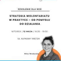 Plakat z białym tłem i czarnymi napisami. W prawym dolnym rogu umieszczono czarno-białe zdjęcie uśmiechniętej prowadzącej w okularach na tle pomarańczowego półkola. Na górze widnieje logotyp Poznańskiego Centrum Wolontariatu, a na dole paski z logotypami partnerów, w tym miasta Poznań oraz informacja o sfinansowaniu projektu z budżetu Miasta Poznania. Pomiędzy tytuł wydarzenia oraz informacje zawarte w treści artykułu.