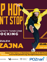 Kwadratowy plakat na ciemnofioletowym tle promujący warsztaty "Hip Hop Don't Stop - Warsztaty Taneczne Locking". Grafika przedstawia uśmiechniętą tancerkę w żółtej marynarce i kapeluszu w skocznej pozie. Wokół białe, żółte i czarne napisy, będące szczegółami wydarzenia, które są zawarte w treści artykułu.