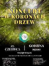 Pionowy plakat. Górną połowę grafiki zajmuje zdjęcie zrobione z poziomu gruntu, przedstawiające gęsty, intensywnie zielony las liściasty. Między koronami drzew przebija słońce. Na tym tle, u góry, znajduje się duży, złoty, ozdobny napis "koncert w koronach drzew". Poniżej umieszczono geometryczne logo w odcieniach błękitu i zieleni ODK Pod Lipami, a pod nim, na ciemnym tle, białą czcionką podano szczegóły wydarzenia, zawarte w treści artykułu.
