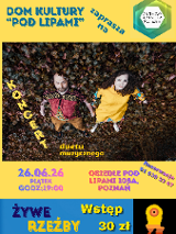 Plakat wydarzenia kulturalnego przedstawiający dwie osoby leżące na ziemi, przykryte kolorowymi liśćmi, widziane z góry. Na grafice umieszczono informacje o koncercie duetu muzycznego, które zawarto w treści artykułu. Tło jest żółte, dolny pasek niebieski.