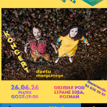 Plakat wydarzenia kulturalnego przedstawiający dwie osoby leżące na ziemi, przykryte kolorowymi liśćmi, widziane z góry. Na grafice umieszczono informacje o koncercie duetu muzycznego, które zawarto w treści artykułu. Tło jest żółte, dolny pasek niebieski.