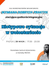 Na białym tle z pomarańczowymi i niebieskimi akcentami widnieje tytuł "Nietypowe sytuacje w wolontariacie". Po prawej stronie na dole znajduje się czarno‑białe zdjęcie osoby patrzącej w górę, częściowo zakryte pomarańczowym półkolem. Pomiędzy niebieskie i czarne napisy, które są szczegółami na temat wydarzenia, zawartymi w treści artykułu.