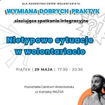 Na białym tle z pomarańczowymi i niebieskimi akcentami widnieje tytuł "Nietypowe sytuacje w wolontariacie". Po prawej stronie na dole znajduje się czarno‑białe zdjęcie osoby patrzącej w górę, częściowo zakryte pomarańczowym półkolem. Pomiędzy niebieskie i czarne napisy, które są szczegółami na temat wydarzenia, zawartymi w treści artykułu.