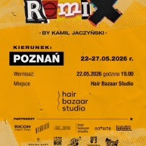 Plakat o żółtopomarańczowym tle. Centralnie umieszczony tytuł ma formę kolażu z liter w różnych kolorach i stylach. Poniżej widnieją informacje o wydarzeniu zawarte w treści artykułu. Na dole znajdują się logotypy partnerów wydarzenia.