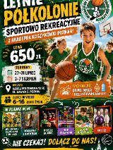 Na grafice widać grupę uśmiechniętych dzieci grających w koszykówkę na boisku, ubranych w zielone stroje sportowe. Wokół informacje na kolorowych tłach: pomarańczowym, żółtym, białym i czarnym. Tekst informuje o terminach turnusów, cenie, wieku uczestników oraz atrakcjach. Są to informacje zawarte w treści artykułu.