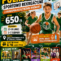 Na grafice widać grupę uśmiechniętych dzieci grających w koszykówkę na boisku, ubranych w zielone stroje sportowe. Wokół informacje na kolorowych tłach: pomarańczowym, żółtym, białym i czarnym. Tekst informuje o terminach turnusów, cenie, wieku uczestników oraz atrakcjach. Są to informacje zawarte w treści artykułu.