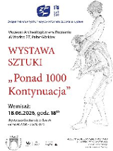 W centrum znajduje się duży, szkicowy rysunek dwóch postaci. Jedna osoba niesie drugą na plecach, obie są przedstawione w uproszczony, klasyczny sposób, cienką, delikatną kreską, bez detali twarzy na białym tle. W górnej części plakatu widnieje niebieskie logo z napisem "115 lat" oraz nazwą "Związek Polskich Artystów Plastyków Okręg Poznański". Z lewej strony informacje o wydarzeniu zawarte w treści artykułu, napisane czerwoną i czarną czcionką.