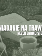 Zdjęcie z szarą, nałożoną na całość poświatą. Na trawie leży koc, na którym rozłożona jest otwarta książka. Obok stoi kubek z napojem. Na środku biały napis: "Śniadanie na trawie - Never Ending Story".