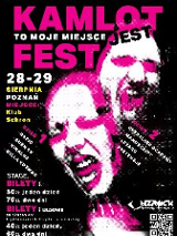 Plakat koncertowy w intensywnych czarno‑białych i różowych barwach. Dwie ekspresyjne twarze w centrum, których mimika pokazuje krzyk. Wokół teksty z informacją o festiwalu KamlotFest w Poznaniu, wraz z datami, miejscem i cenami biletów, zgodny z treścią artykułu.