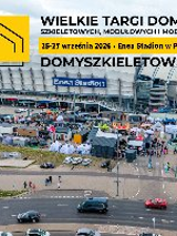 Zdjęcie dużego wydarzenia plenerowego przed stadionem. Widać liczne namioty, stoiska i tłum odwiedzających. W tle masywna konstrukcja stadionu Enea w Poznaniu, na pierwszym planie droga i zaparkowane pojazdy. Na górze umieszczono tekst ze szczegółami na temat wydarzenia, które zawarto w treści artykułu.