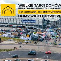 Zdjęcie dużego wydarzenia plenerowego przed stadionem. Widać liczne namioty, stoiska i tłum odwiedzających. W tle masywna konstrukcja stadionu Enea w Poznaniu, na pierwszym planie droga i zaparkowane pojazdy. Na górze umieszczono tekst ze szczegółami na temat wydarzenia, które zawarto w treści artykułu.
