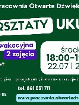 Plakat na zielonym tle z białymi, zielonymi i fioletowymi napisami. W centrum znajdują się informacje o wakacyjnych warsztatach mowy, obejmujących dwa spotkania poświęcone emisji głosu mówionego, wraz z datami, godzinami i adresem, które zawarto w treści artykułu. Po prawej stronie widoczne jest logo Pracowni Otwarte Dźwięki, a poniżej ilustracja ręki trzymającej megafon. Z lewej strony symboliczny rysunek przedstawiający gitarę.