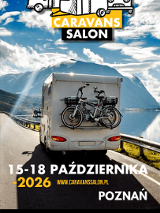 Plakat z logo Caravans Salon u góry, przedstawiającym stylizowane grafiki kampera i przyczepy. Poniżej duże zdjęcie kampera jadącego górską drogą wzdłuż jeziora, z dwoma rowerami zamocowanymi z tyłu. W tle jasne niebo z chmurami. Na dole umieszczony jest tekst z datą wydarzenia, lokalizacją oraz informacją o targach caravaningowych, które zawarto w treści artykułu.
